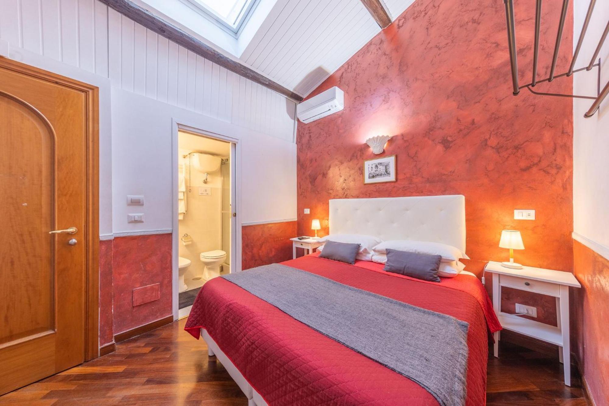 Room In Bb - Skylight Double Room In History House Rom Exterior foto